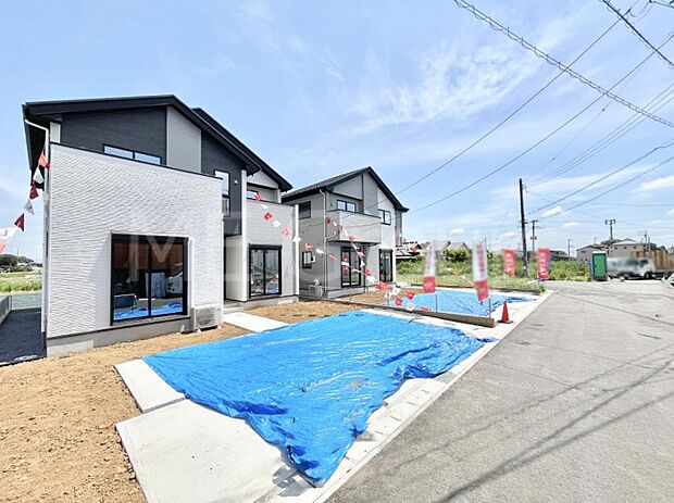 〜Exterior〜　前面道路：南西 6m 公道　前面道路は閑静な住宅地をはしる車通りの少ない道路。駐車の出し入れもらくらくです！ご不明点・現地見学のご希望は、お気軽にお問い合わせください！  