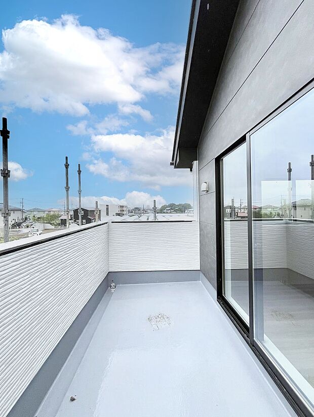 〜Balcony〜 南向きのバルコニーの前には雲以外に太陽を遮るものがありません。お洗濯物も乾きやすく、何より明るく気持ちのいい光が入ってきます。使いやすく開放的なバルコニーです♪