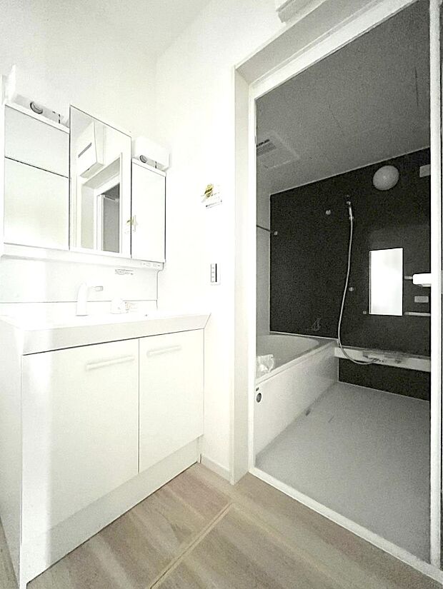 ◆1号棟◆〜Dressing Room〜 清潔感溢れる色合いで統一されていると、スッキリと整った印象をうけます。鏡の裏にはたっぷりと収納スペースを標準装備!水廻りは、シンプルかつ機能性を重視して。