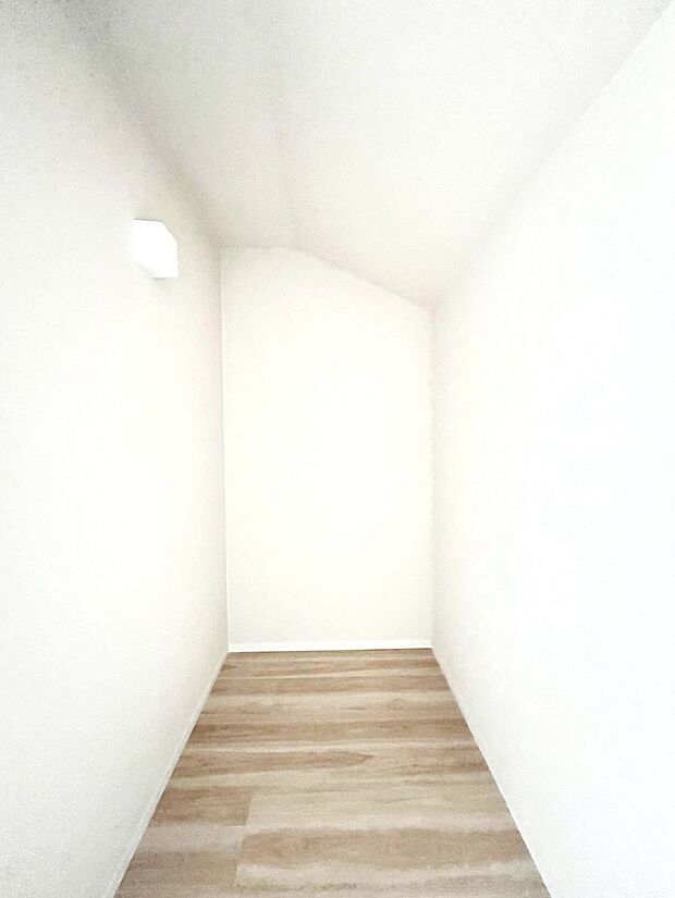 〜Walk-in Closet〜　必要なものやコーディネートを一覧して確認でき、身支度や準備が短時間で済むウォークインクローゼットを設置しました。家の中をすっきりとさせる便利な収納スペースです。