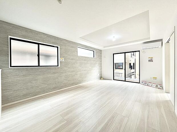 〜Living〜　飽きの来ないシンプルでおしゃれなLDK。大きな窓から日差しが差し込むので室内も明るく、家族の憩いの場としてピッタリです。開放感と日当たりの良さを是非ご覧ください！