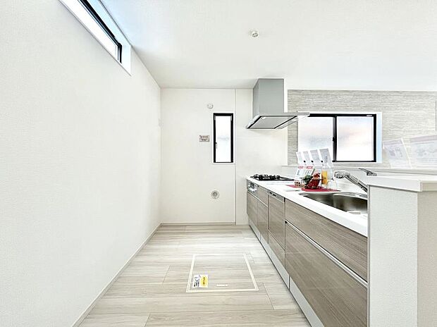 〜Kitchen〜　自然光が入る窓のあるキッチン☆毎日使う場所だからこそ、使い勝手を考慮しました。ゆったりとしたキッチンコーナーは質感豊かな仕上がりとなっております。