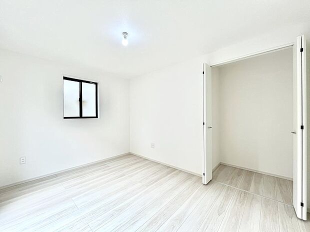 〜Bed Room〜  居室には収納クローゼットを完備！普段使いのお洋服や小物はもちろん、季節物のお洋服などもしっかりと整理整頓おしまい頂けます。  居室空間を広く使用できますね。