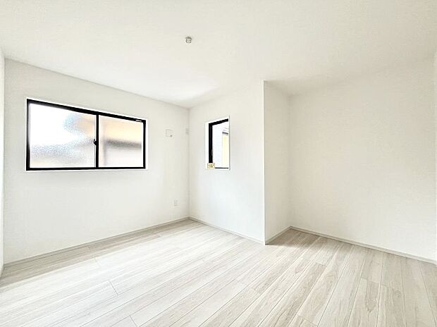 〜Bed Room〜　子供部屋はお子様にとって大変重な役割があります。子供一人で過ごす空間を与えることで、宿題や勉強時間も自然と増えまた自ら部屋の片付けや掃除なども促すことに繋がります。