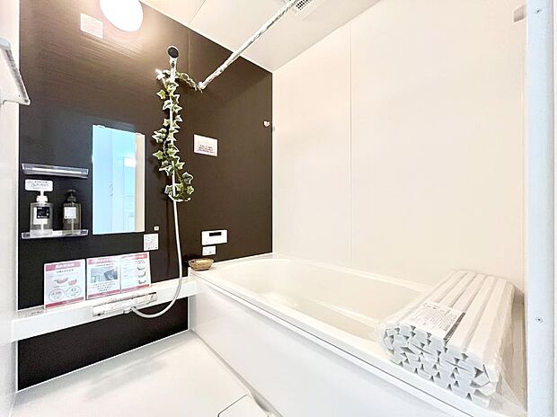 〜Bath Room〜　足を伸ばして入浴することが可能！一日の疲れを癒す貴重なバスタイムです。お子様とご一緒でも十分な広さなので、リビングとは違った家族団欒のひと時をお楽しみいただけます。