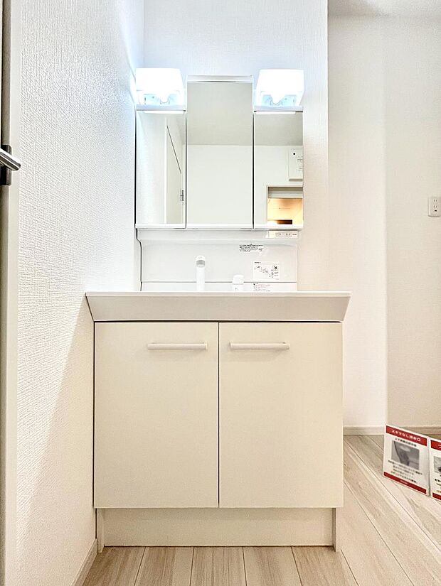 〜Dressing Room〜　十分な大きさの洗面台は収納もさる事ながら、身だしなみチェックや歯磨きなど、朝の慌ただしい時間でもホテルライクなスペースで余裕とゆとりを感じて頂けます。