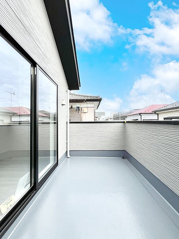 〜Balcony〜　南側に設置された奥行きのあるワイドバルコニー。心地よい陽射しや暖かな風を楽しむことが出来ます。晴れた日にはたっぷりの洗濯物や布団を干せます！使いやすく開放的なバルコニーです♪