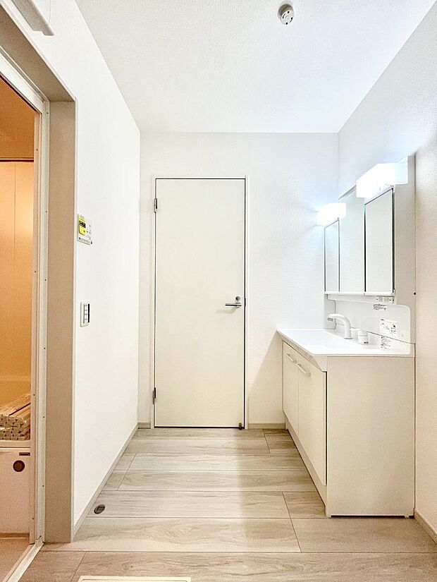 〜Dressing Room〜  清潔感溢れる色合いで統一されていると、スッキリと整った印象をうけます。  鏡の裏にはたっぷりと収納スペースを標準装備！  水廻りは、シンプルかつ機能性を重視して。