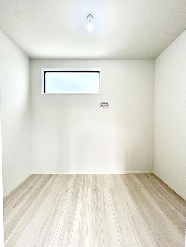 〜Walk-in Closet〜　必要なものやコーディネートを一覧して確認でき、身支度や準備が短時間で済むウォークインクローゼットを設置しました。家の中をすっきりとさせる便利な収納スペースです。