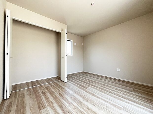 〜Bed Room〜　子供部屋はお子様にとって大変重な役割があります。子供一人で過ごす空間を与えることで、宿題や勉強時間も自然と増えまた自ら部屋の片付けや掃除なども促すことに繋がります。