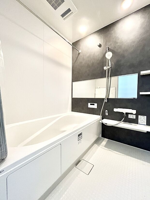 〜Bath Room〜 落ち着いた雰囲気の浴室で明日に向けてリフレッシュ。浴室乾燥機能も付いているので隣の洗濯機置き場で洗い上がった洗濯物を、雨の日も天気を気にせず乾燥させることも可能です。