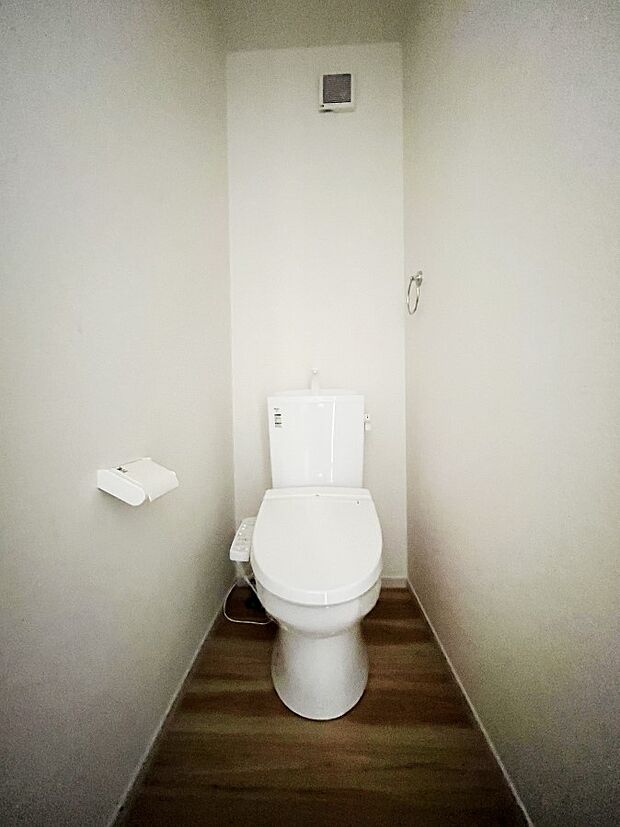 〜Toilet〜 綺麗・スッキリ・快適なウォシュレット付トイレでくつろげる空間です。トイレは毎日使わざるを得ないもの。いつも清潔を保ちたいですね。トイレが2ヶ所あるので朝の混雑時に便利です!