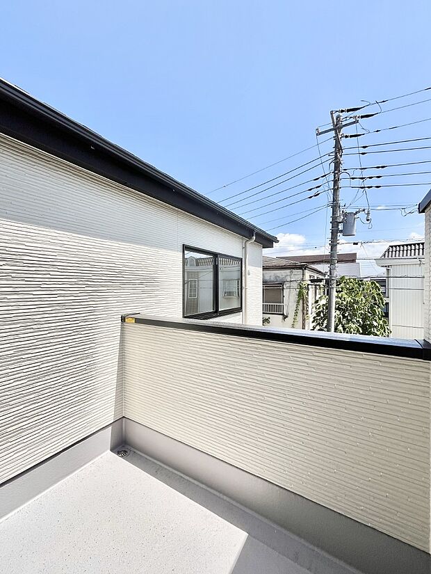 〜Balcony〜 大きな空に囲まれた気持ちのいい家。バルコニーを覗くだけで圧倒的な開放感に包まれます。バルコニーは陽がさしこみお布団や洗濯物を気持ちよく干すことができます。