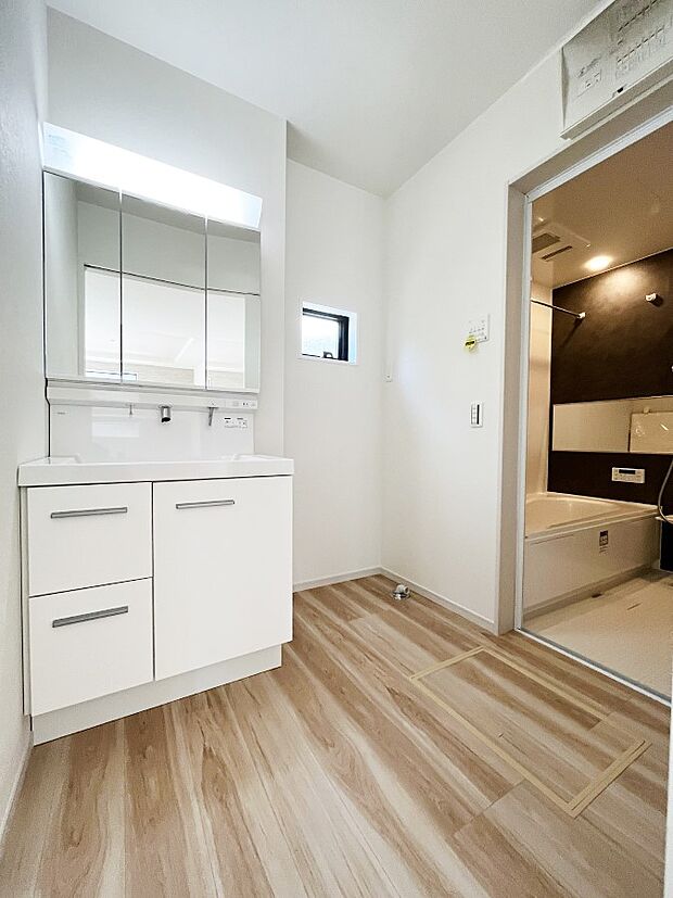 〜Dressing Room〜 清潔感溢れる色合いで統一されていると、スッキリと整った印象をうけます。 鏡の裏にはたっぷりと収納スペースを標準装備! 水廻りは、シンプルかつ機能性を重視して。