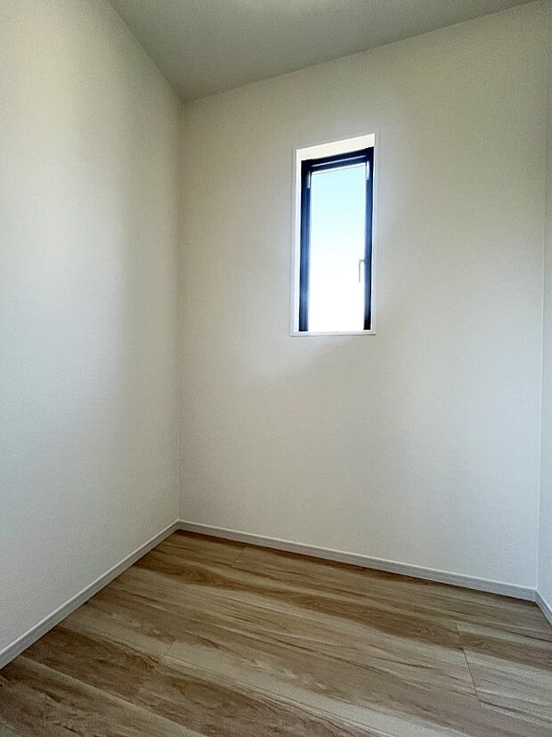 〜Walk-in Closet〜 必要なものやコーディネートを一覧して確認でき、身支度や準備が短時間で済むウォークインクローゼットを設置しました。家の中をすっきりとさせる便利な収納スペースです。