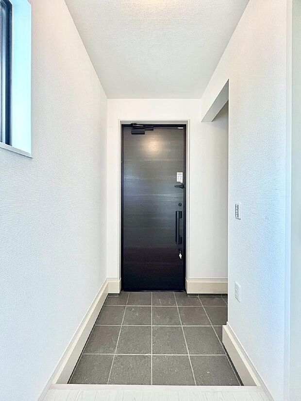 〜Entrance〜　玄関は家の顔といわれますが我が家のセンスをさりげなく感じさせる魅力ある玄関造りも楽しみの一つ。帰宅する度に家族がほっとできる心地よい空間造りも大切ですね♪