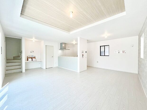 〜Living〜　リビングに階段のある間取りです♪家族のコミュニケーションがスムーズに取れますね♪ゆとりある暮らしと心地よい住環境が紡ぐ贅沢な時間をご家族みんなでお過ごし下さい。