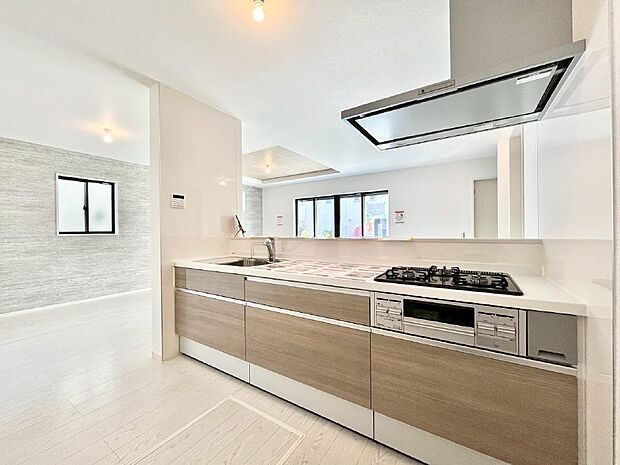 〜Kitchen〜  リビングが見渡せるカウンターキッチン。  料理をしながら家族とコミュニケーションをとれるだけでなく、大きな開放感も得ることができます。  お子様の成長も感じることができますね！