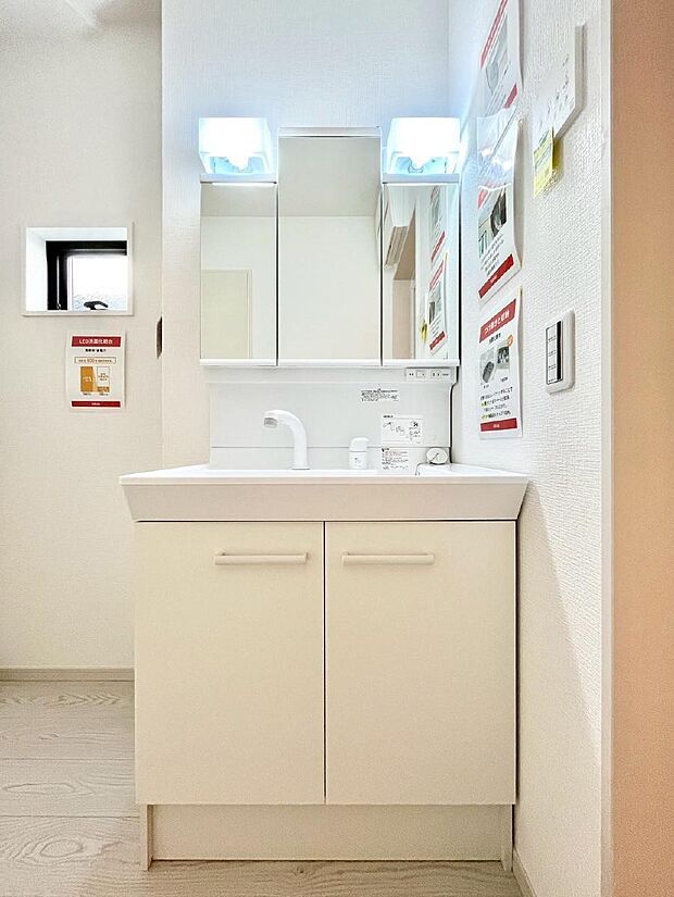 〜Dressing Room〜 清潔感溢れる色合いで統一されていると、スッキリと整った印象をうけます。 鏡の裏にはたっぷりと収納スペースを標準装備! 水廻りは、シンプルかつ機能性を重視して。