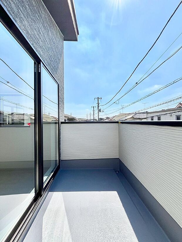 〜Balcony〜　南向きのバルコニーの前には雲以外に太陽を遮るものがありません。お洗濯物も乾きやすく、何より明るく気持ちのいい光が入ってきます。使いやすく開放的なバルコニーです♪