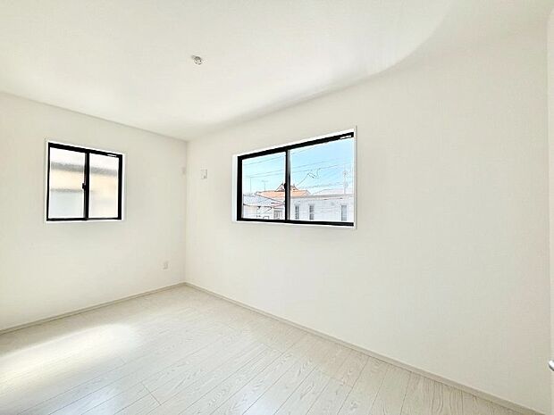 〜Bed Room〜　2面採光を確保した明るい室内は、風通しも良く、大変居心地の良い空間となっております。爽やかな風を感じて起きる朝は、快適生活の始まりに！日当たりや通風がとても良い住まい♪