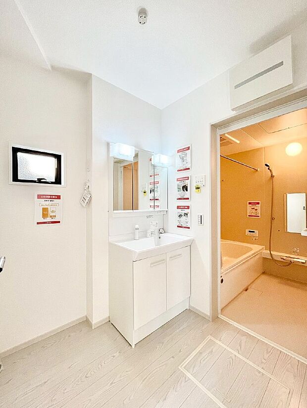 〜Dressing Room〜　暗くなりがちな洗面所も窓があると採光と換気が可能なので気持ちよくお使い頂けます。三面鏡タイプの洗面台は鏡裏収納で散らかりがちな洗面所もスッキリ♪