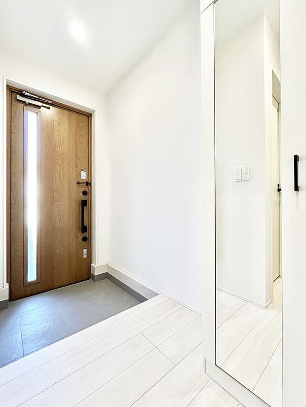 明るい玄関はお客様をお出迎えするのにぴったりです！ 