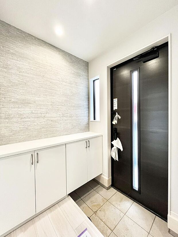 ガラススリットの入った玄関ドアが室内に光を届けてくれます