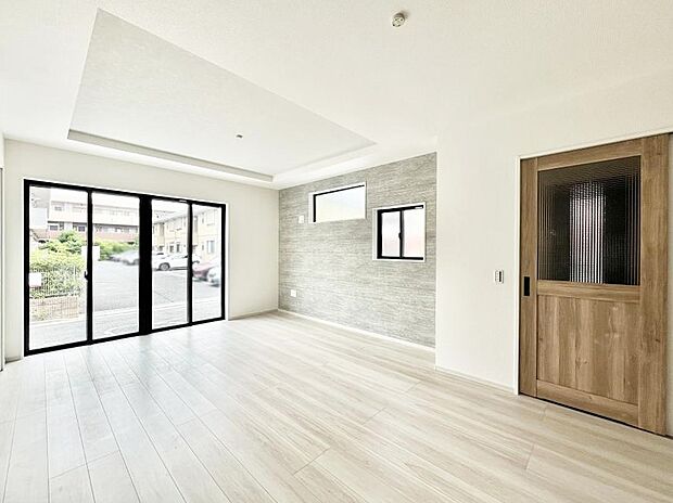 大きな窓からたっぷりの陽光と風を感じられるリビング