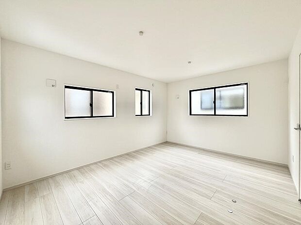 窓からのやさしい光が心地よいプライベートルーム