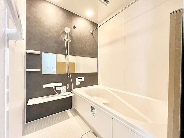 一日の疲れを癒してくれる明るい清潔感のあるバスルーム