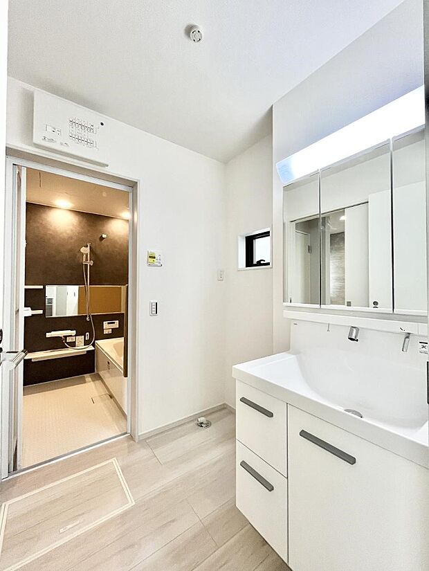 清潔感ある洗面化粧室で朝の身支度も快適