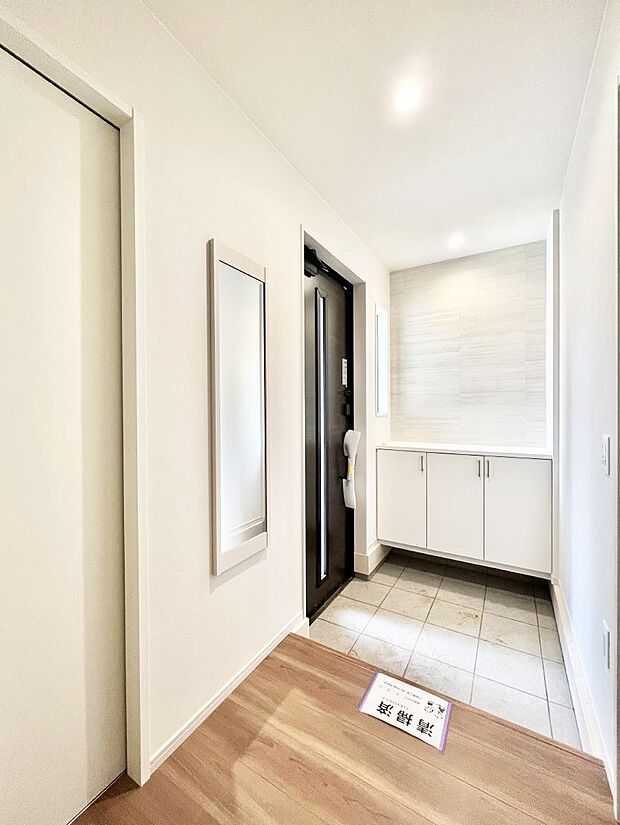◆2号棟◆〜Entrance〜　家の中でお客様を迎える最初の場所である玄関は、家の印象そのものです！豊富な玄関収納で、常に綺麗に保つことが出来ます♪玄関にはたっぷり収納の下駄箱を完備！
