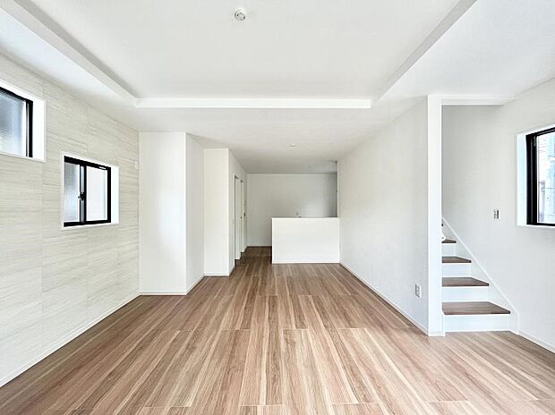 ◆2号棟◆〜Living〜　リビングに階段のある間取りです♪家族のコミュニケーションがスムーズに取れますね♪ゆとりある暮らしと心地よい住環境が紡ぐ贅沢な時間をご家族みんなでお過ごし下さい。