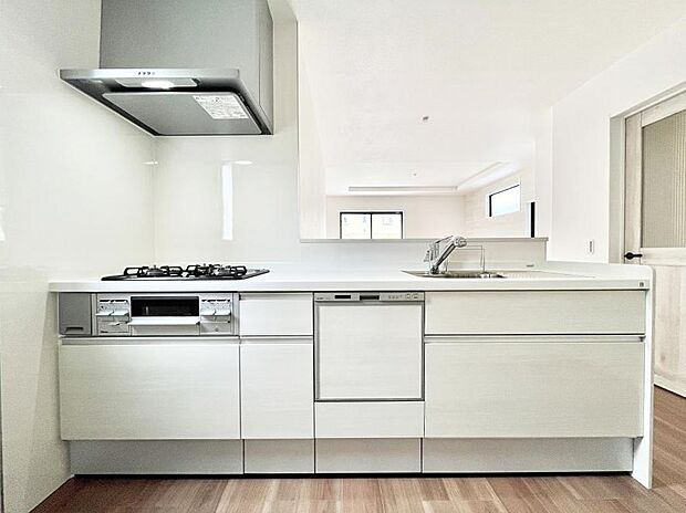 ◆2号棟◆〜Kitchen〜 広くて使いやすいキッチンなら家族でいっしょに料理をつくったり、後片付けも手間なくできちゃいます♪収納もたっぷりあるので、いつもすっきりと清潔な印象を保てます。