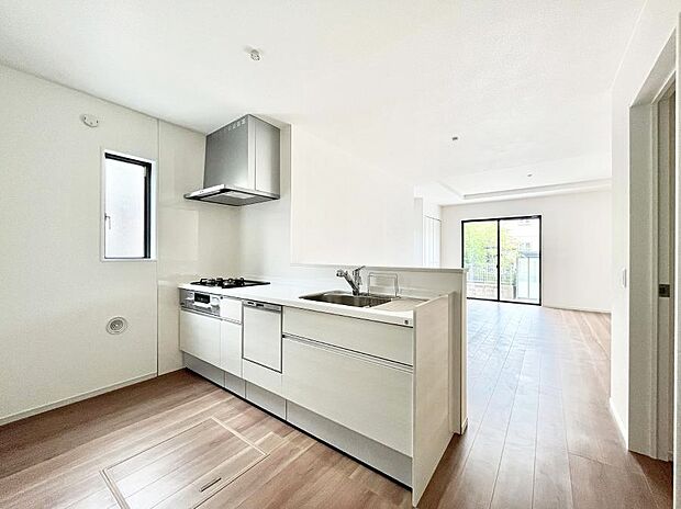 ◆2号棟◆〜Kitchen〜 会話が弾むリビング、料理が愉しくなるキッチン。家は、ただ生活する場ではなく、暮らしを愉しく、快適にする場所。笑顔の毎日、安らぎの日々のために、最新の設備・仕様を採用。