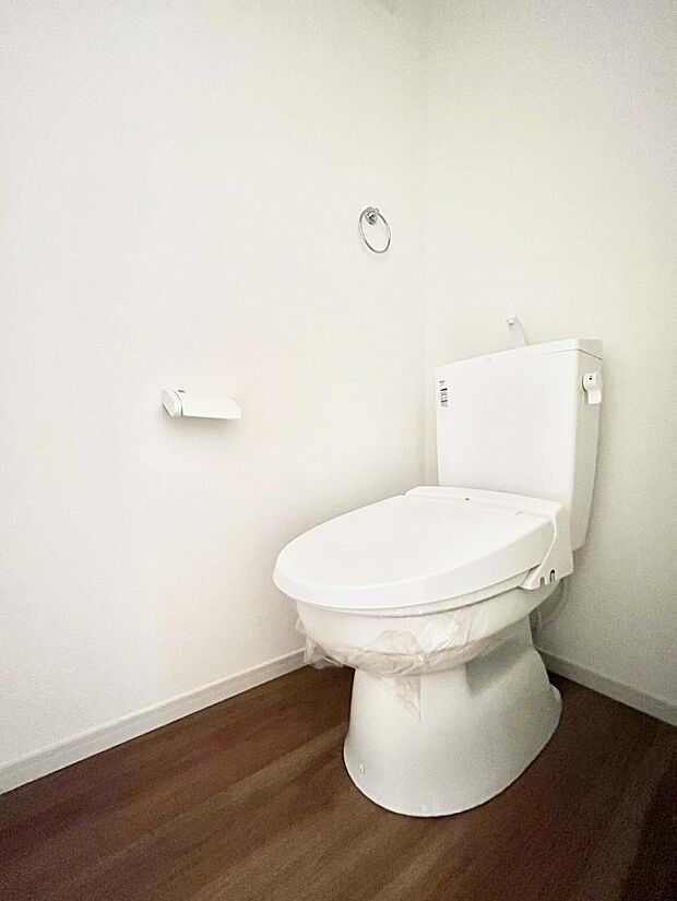 ◆2号棟◆〜Toilet〜 清潔感のある水回り♪トイレはウォシュレット付きです◎トイレは毎日使わざるを得ないもの。いつも清潔を保ちたいですね。トイレが2ヶ所あるので朝の混雑時に便利です!