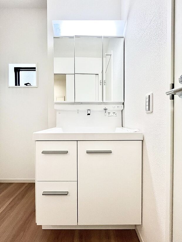 ◆2号棟◆〜Dressing Room〜 十分な大きさの洗面台は収納もさる事ながら、身だしなみチェックや歯磨きなど、朝の慌ただしい時間でもホテルライクなスペースで余裕とゆとりを感じて頂けます。