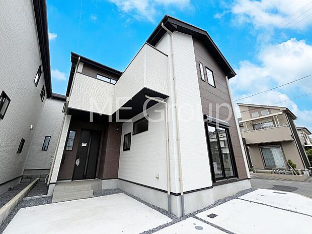 ◆2号棟◆〜Exterior〜 角地により陽当り・風通し良好です。住宅地になっているので車量も少なく、静かな立地です。子育て環境も良好です♪♪周辺環境もあわせてご案内させて頂きます。