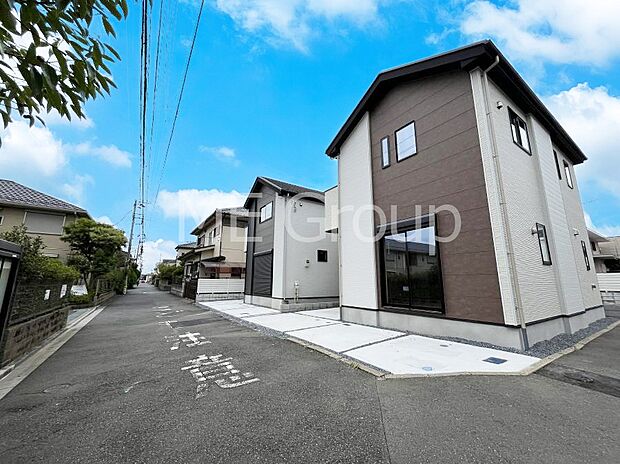 〜Exterior〜 前面道路:北東 5m 公道、北西 4.5m 私道 低層の一戸建てを中心とした街並みが整然と続き、周辺は高い建物が建っていないので、緑の多い閑静な趣を感じる環境です。