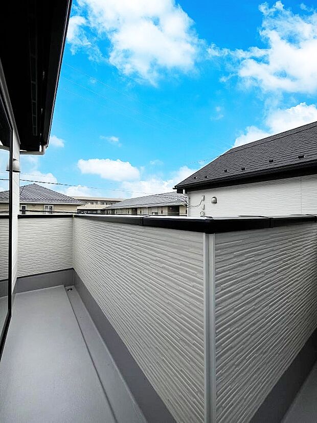 ◆2号棟◆〜Balcony〜 バルコニーは温かい陽がさしこみ、お布団や洗濯物を気持ちよく干すことができます。 使いやすく開放的なバルコニーです♪陽ざしがたっぷり降り注ぐ、バルコニー付き住まい。