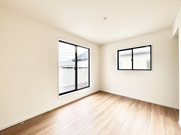 ◆2号棟◆〜Bed Room〜 2面採光を確保した明るい室内は、風通しも良く、大変居心地の良い空間となっております。爽やかな風を感じて起きる朝は、快適生活の始まりに!日当たりや通風がとても良い住まい♪