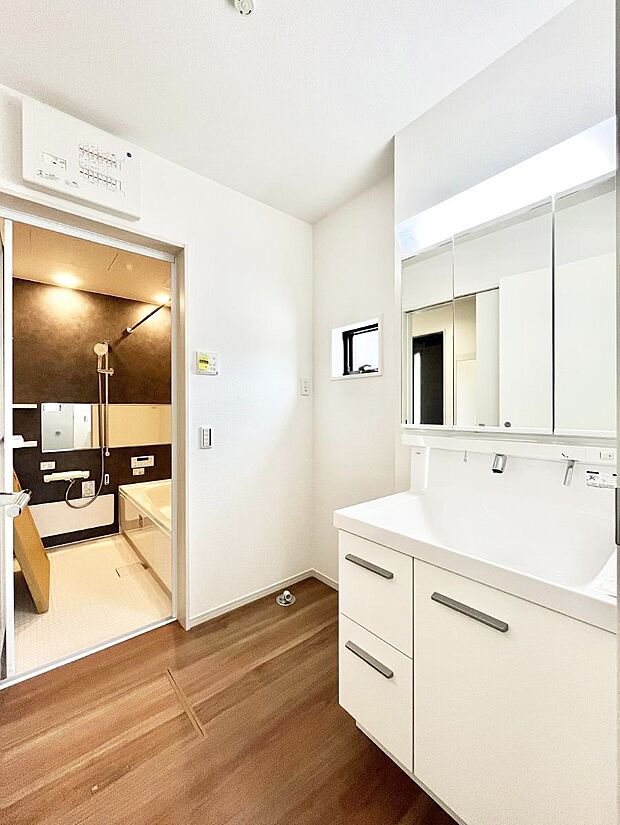 ◆2号棟◆〜Dressing Room〜 暗くなりがちな洗面所も窓があると採光と換気が可能なので気持ちよくお使い頂けます。三面鏡タイプの洗面台は鏡裏収納で散らかりがちな洗面所もスッキリ♪