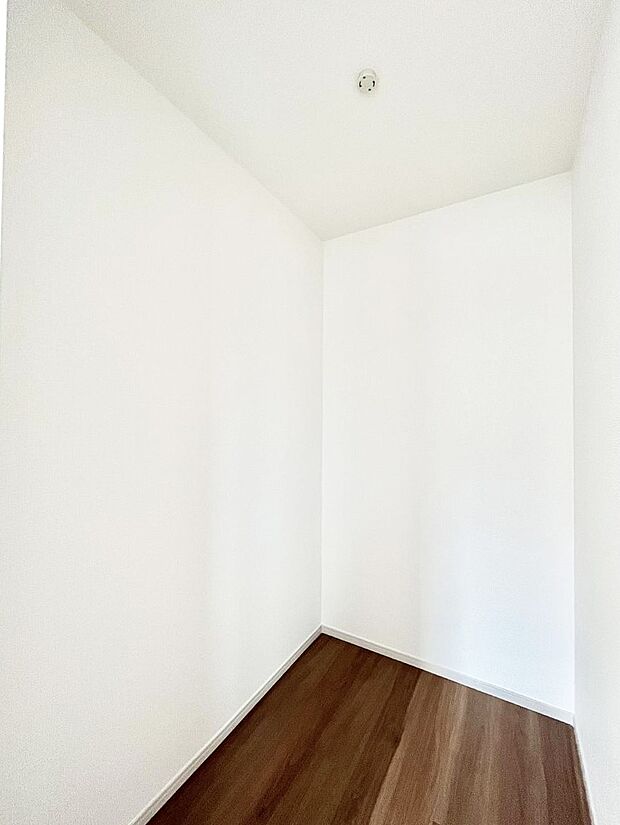 ◆2号棟◆〜Walk-in Closet〜 たくさんの洋服をかけてもシワになりにくいウォークインクローゼット。洋服以外にも、普段使わない家電やスーツケース、ストック品など何でも片付く嬉しい空間です。