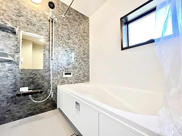 〜Bath Room〜　窓付きのバスルームは、採光もあり明るく気持ちの良い空間です。窓があることで、換気環境も良好。ゆったり寛げるバスルームで、毎日のバスタイムが楽しみになりそうです。