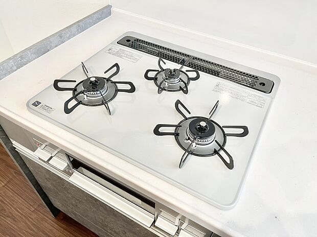 ◆2号棟◆ガスコンロはＳｉセンサー搭載。火力調節や焦げ付き・消し忘れも防いでくれます。