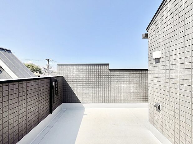 ◆2号棟◆〜Balcony〜　バルコニーで開放感を感じながら読書をして過ごしたり、仲のいい友人と集まってランチ会を開いたり…。日々の暮らしがちょっと潤い、理想の暮らしを実現できそうですね！