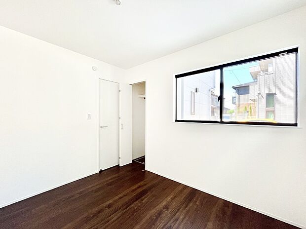 ◆2号棟◆〜Bed Room〜　マンションと違い部屋数が多いのが戸建てのメリットです。ご家族が増えたことで手狭に感じていた住まいも戸建てでは各居室プライバシーを保つことができます。