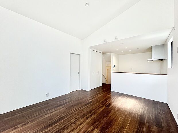 ◆2号棟◆〜Living〜　ここにはみんなが集い、食事と楽しい会話が始まる。話に夢中になりすぎて、ついつい時を忘れ夜半過ぎになってしまう。そんな束の間の幸せを感じさせてくれる場所でありたい。