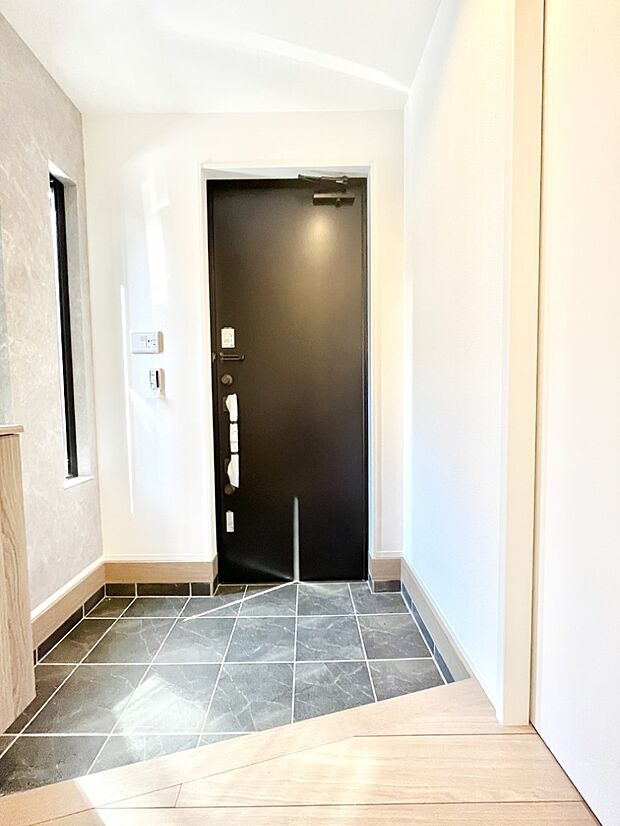 ◆1号棟◆〜Entrance〜　玄関は家の顔といわれますが我が家のセンスをさりげなく感じさせる魅力ある玄関造りも楽しみの一つ。帰宅する度に家族がほっとできる心地よい空間造りも大切ですね♪